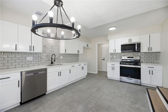 7918 Southview Drive, Grandview, MO 64030