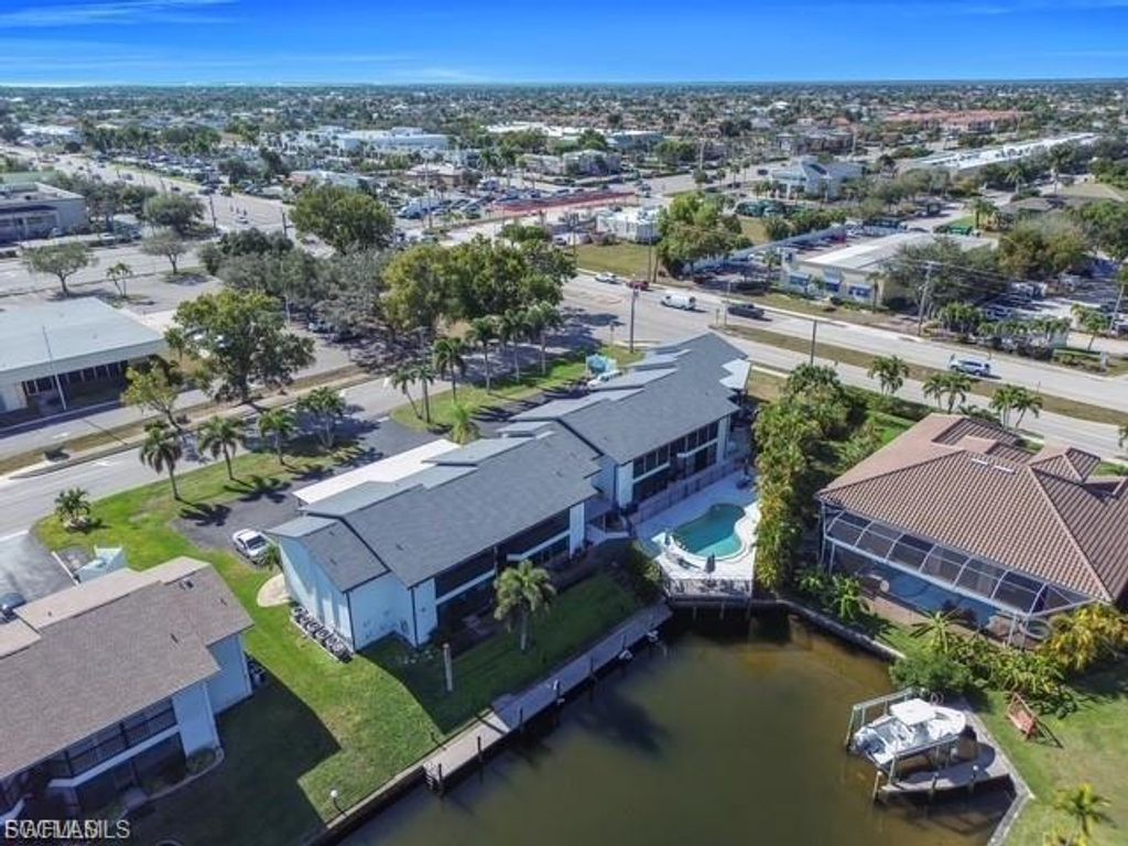 Image 3 of property listing at 1521 SW 47th TER 204, Cape Coral, FL 33914