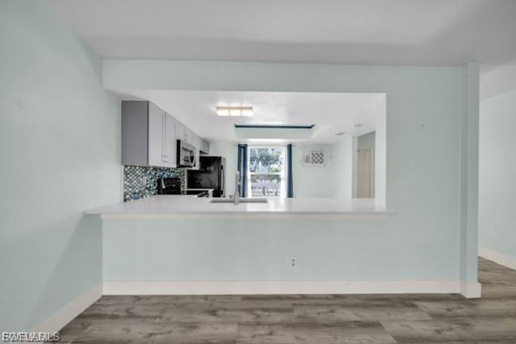 Image 9 of property listing at 1521 SW 47th TER 204, Cape Coral, FL 33914