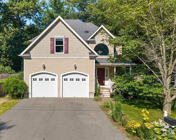 17 Rock Ave, Hudson, MA 01749