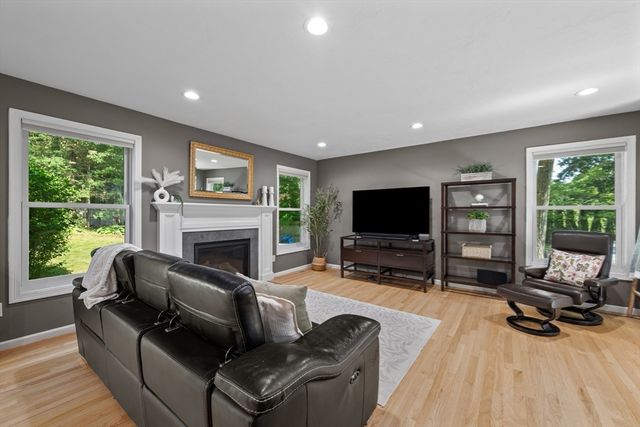 17 Rock Ave, Hudson, MA 01749