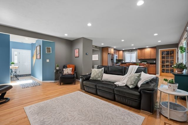17 Rock Ave, Hudson, MA 01749