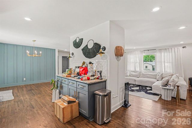 1027 Dresden Drive W, Charlotte, NC 28205