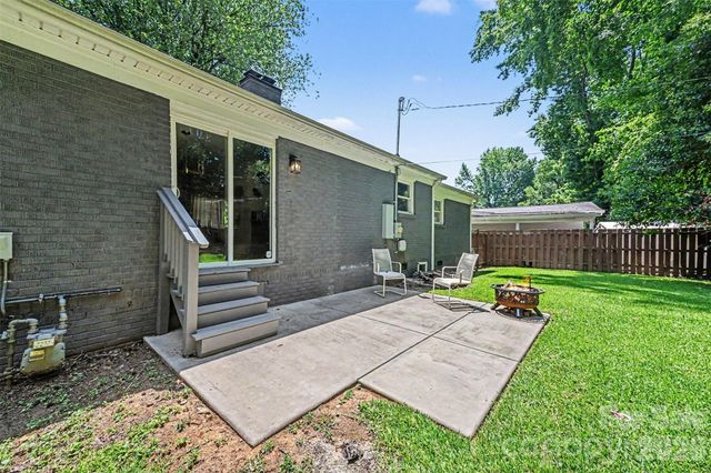1027 Dresden Drive W, Charlotte, NC 28205
