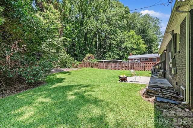 1027 Dresden Drive W, Charlotte, NC 28205