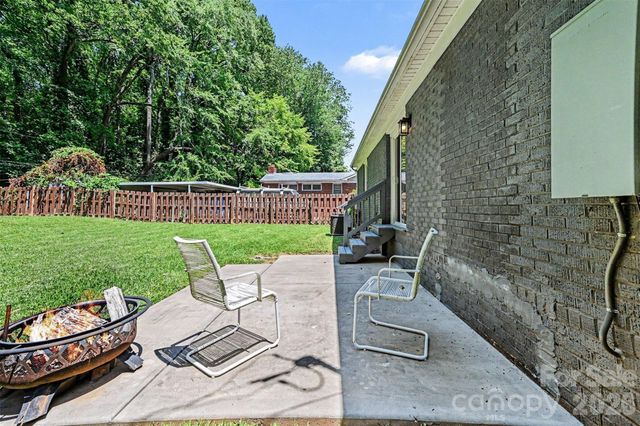 1027 Dresden Drive W, Charlotte, NC 28205