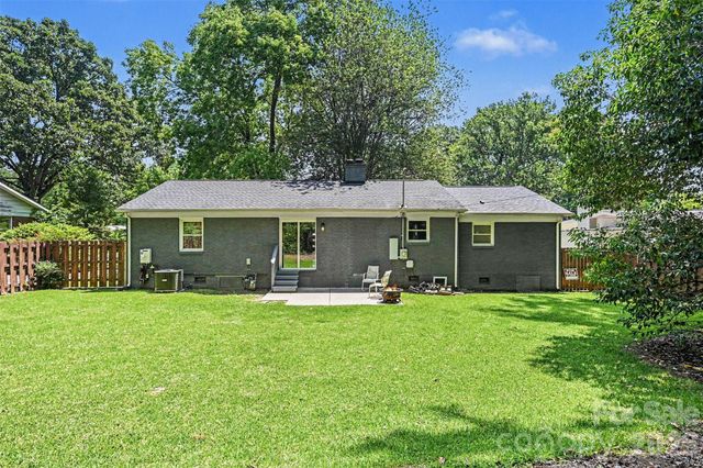 1027 Dresden Drive W, Charlotte, NC 28205