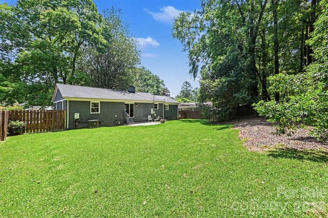 1027 Dresden Drive W, Charlotte, NC 28205