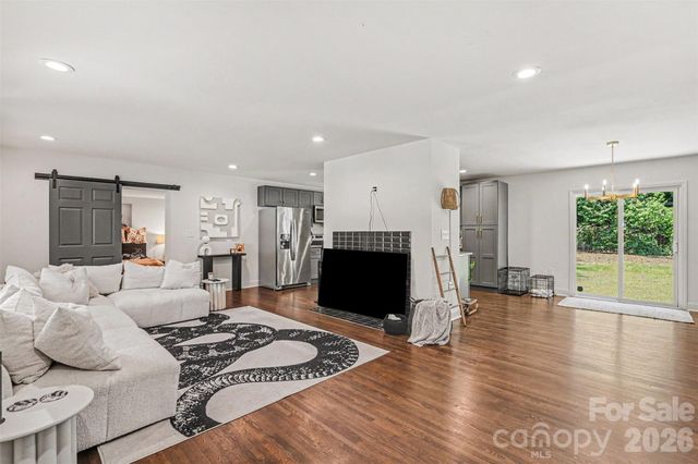 1027 Dresden Drive W, Charlotte, NC 28205