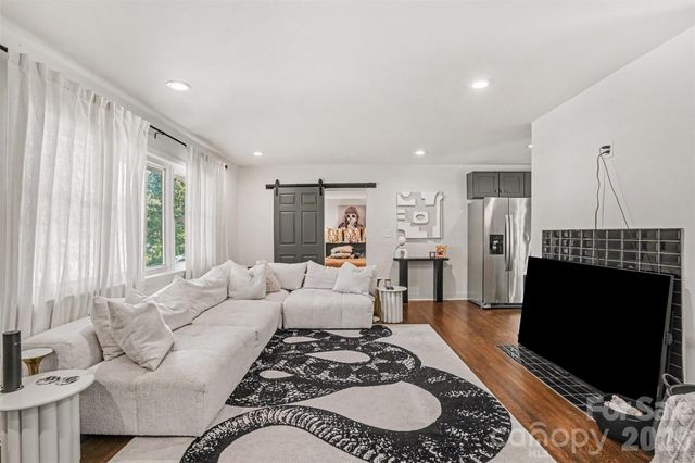 1027 Dresden Drive W, Charlotte, NC 28205