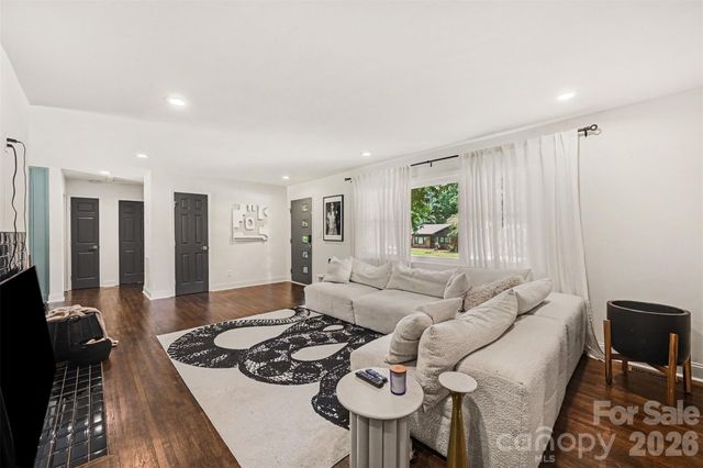 1027 Dresden Drive W, Charlotte, NC 28205
