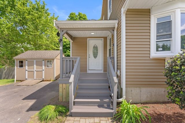 5 Tuckoosa Cir, Bridgewater, MA 02324