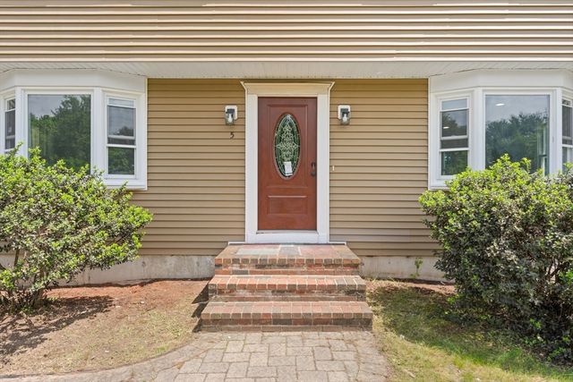 5 Tuckoosa Cir, Bridgewater, MA 02324