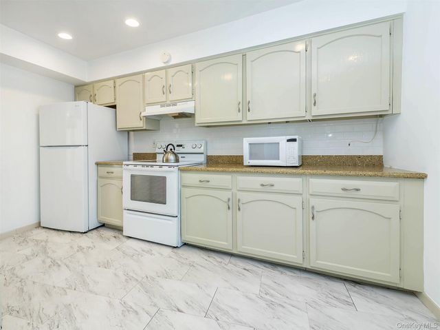 78 Santa Barbara Drive, Plainview, NY 11803