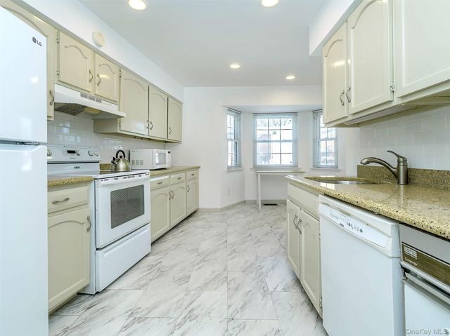 78 Santa Barbara Drive, Plainview, NY 11803