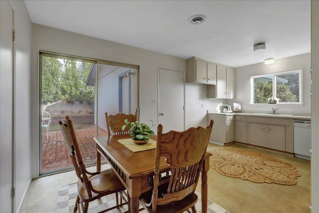 882 Forest Glade Cir, Grass Valley, CA 95945