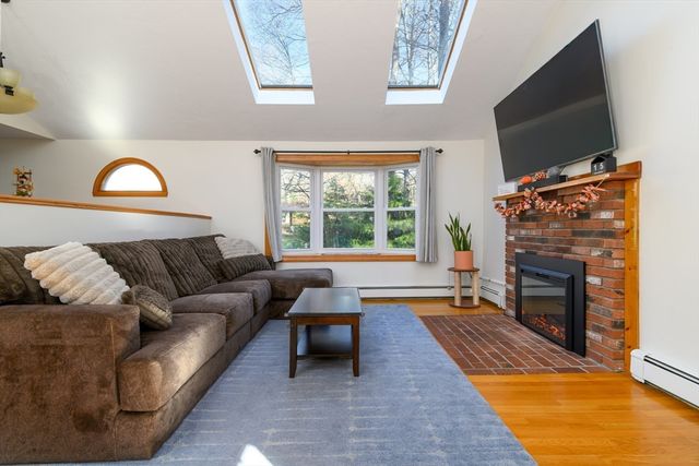 12 Hickory Rd, Millville, MA 01529