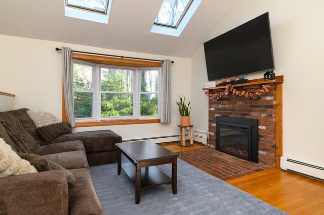 12 Hickory Rd, Millville, MA 01529