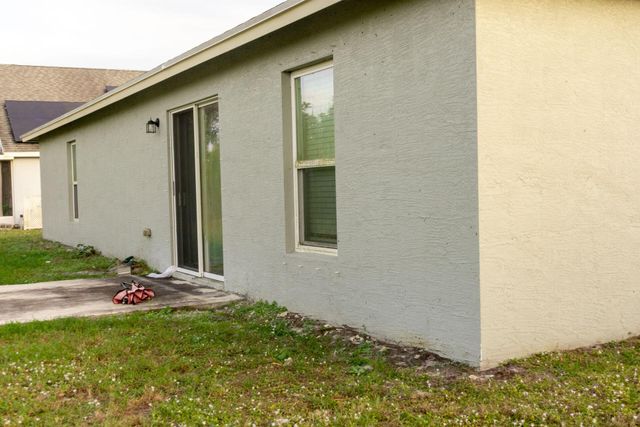 2325 SE Calcutta Circle, Port St Lucie, FL 34952