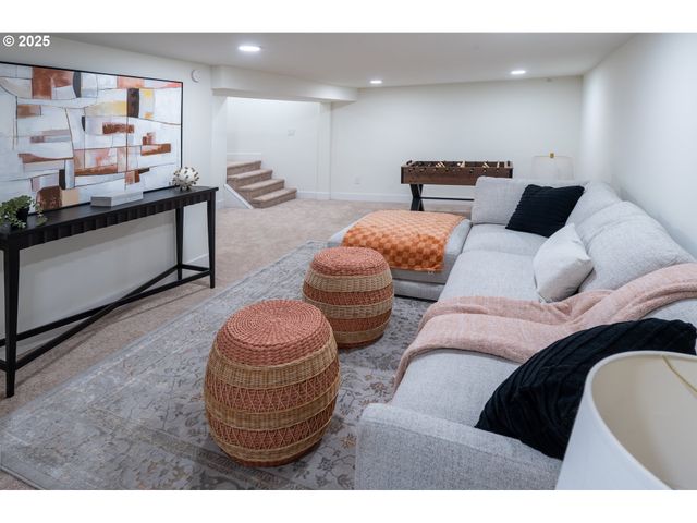 9326 Se MILL St, Portland, OR 97216