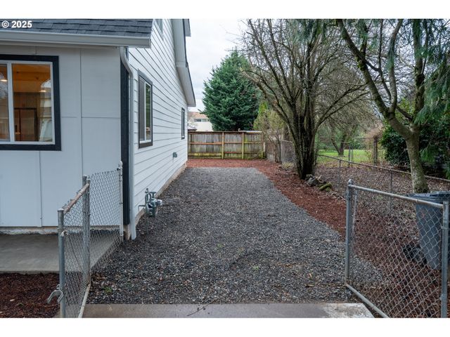 9326 Se MILL St, Portland, OR 97216