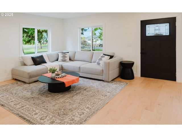 9326 Se MILL St, Portland, OR 97216