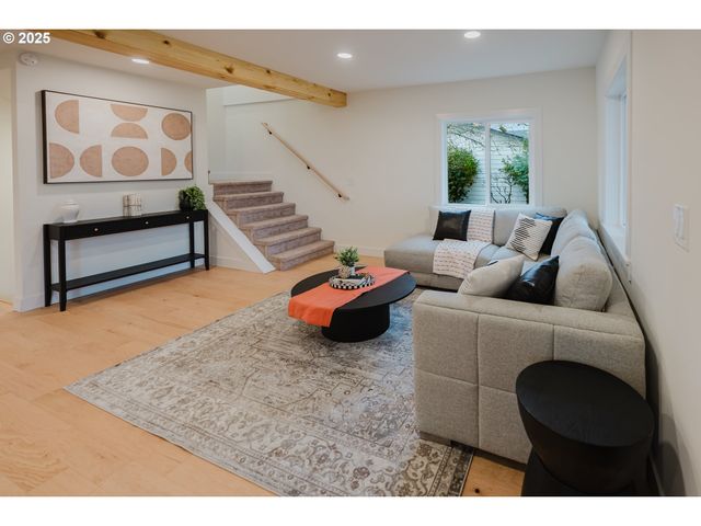 9326 Se MILL St, Portland, OR 97216