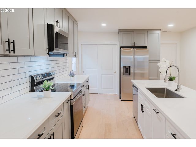 9326 Se MILL St, Portland, OR 97216