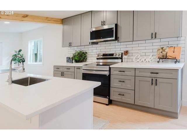 9326 Se MILL St, Portland, OR 97216