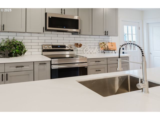 9326 Se MILL St, Portland, OR 97216