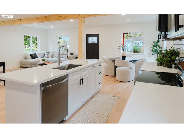 9326 Se MILL St, Portland, OR 97216