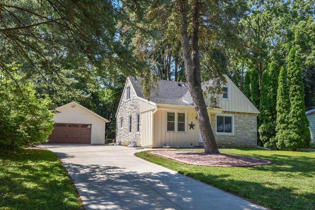 11007 W Wells STREET, Wauwatosa, WI 53226
