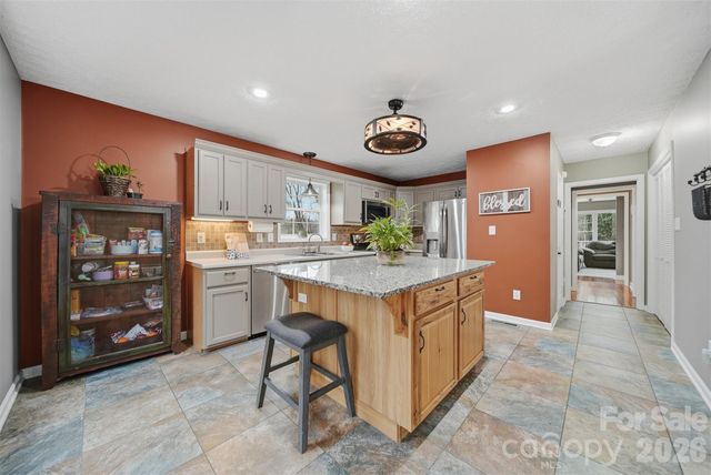 85 Sarahs Spring Road, Newland, NC 28657