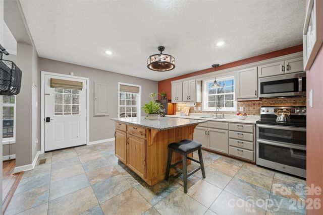 85 Sarahs Spring Road, Newland, NC 28657