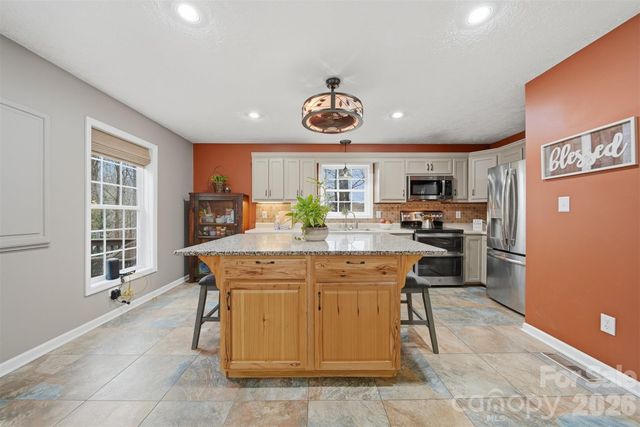 85 Sarahs Spring Road, Newland, NC 28657