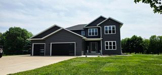 2988 Cottonwood Place, Charles City, IA 50616