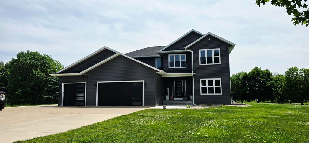 2988 Cottonwood Place, Charles City, IA 50616