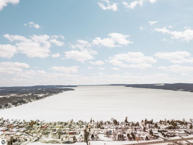 3142 Crystal Drive, Beulah, MI 49612