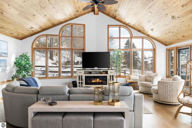 3142 Crystal Drive, Beulah, MI 49612