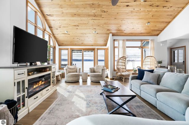 3142 Crystal Drive, Beulah, MI 49612