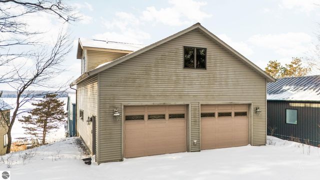 3142 Crystal Drive, Beulah, MI 49612
