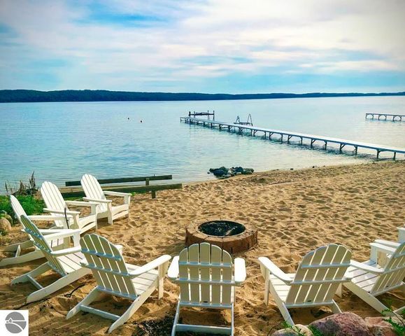 3142 Crystal Drive, Beulah, MI 49612