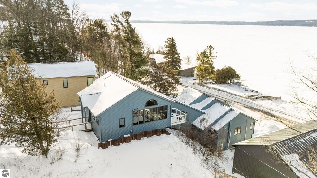 3142 Crystal Drive, Beulah, MI 49612