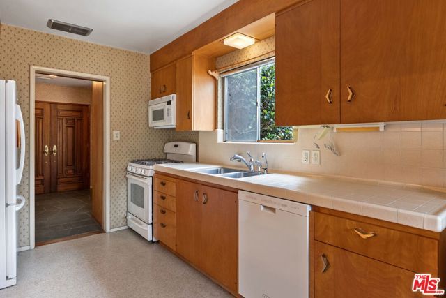 6846 Wish Avenue, Van Nuys (los Angeles), CA 91406