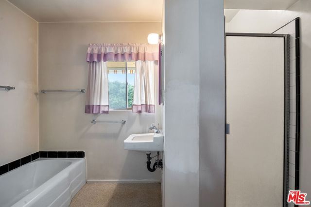 6846 Wish Avenue, Van Nuys (los Angeles), CA 91406