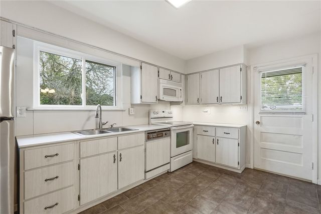 319 N 6th St, Clairton, PA 15025