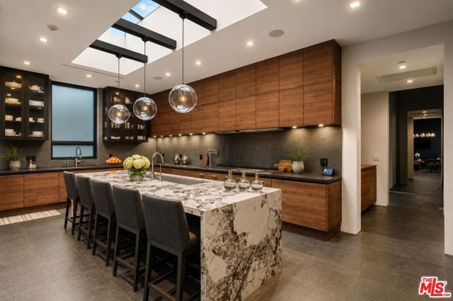 1049 Loma Vista Drive, Beverly Hills, CA 90210