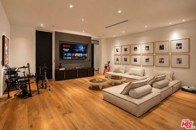 1049 Loma Vista Drive, Beverly Hills, CA 90210