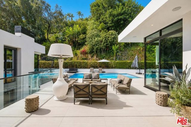 1049 Loma Vista Drive, Beverly Hills, CA 90210