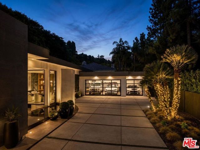 1049 Loma Vista Drive, Beverly Hills, CA 90210